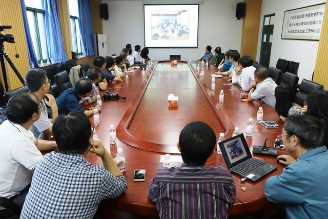 校友共同观看学院宣传片 赵明超摄影