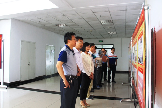 学院教师参观“‘两学一做’学習路上“主题展板 摄影魏孟吉 学院教师参观“‘两学一做’学習路上“主题展板 摄影魏孟吉