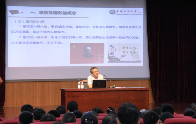 学校纪委副书记张伟谈廉洁 魏孟吉摄影 学校纪委副书记张伟谈廉洁 魏孟吉摄影