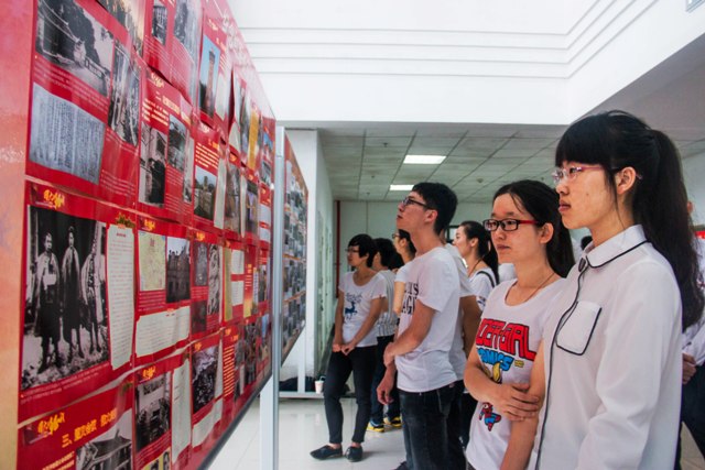 党员参观建党95周年图片展 朱子超摄影 党员参观建党95周年图片展 朱子超摄影