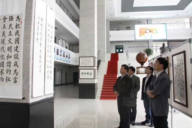 学院班子与督导组成员共同参观书法作品展 魏孟吉摄影 学院班子与督导组成员共同参观书法作品展 魏孟吉摄影