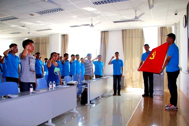 全体毕业生党员重温入党誓词 杨晓莹摄影 全体毕业生党员重温入党誓词 杨晓莹摄影