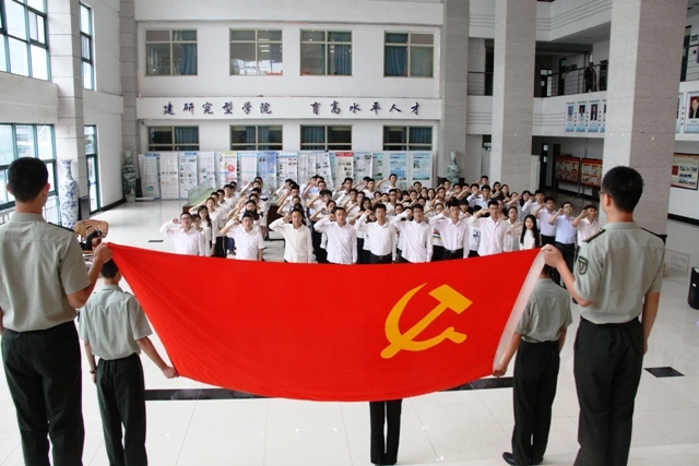 师生党员齐聚一堂共庆建党95周年 孙运景摄影 师生党员齐聚一堂共庆建党95周年 孙运景摄影