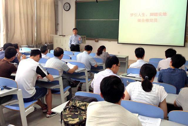 杨朝合院长为师生结对共建党支部讲党课 薄守石摄影 杨朝合院长为师生结对共建党支部讲党课 薄守石摄影