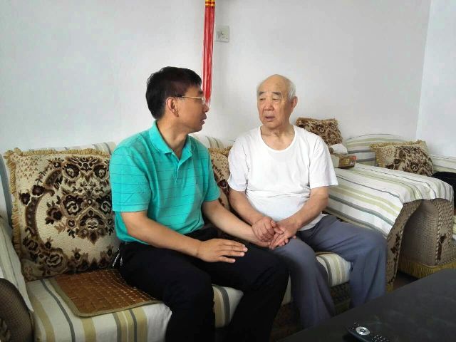 冯宝鹏书记慰问老党员 于小斌摄影 冯宝鹏书记慰问老党员 于小斌摄影