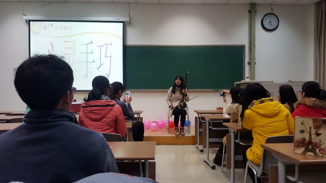 心灵手巧的女生为大家展示才艺 心灵手巧的女生为大家展示才艺