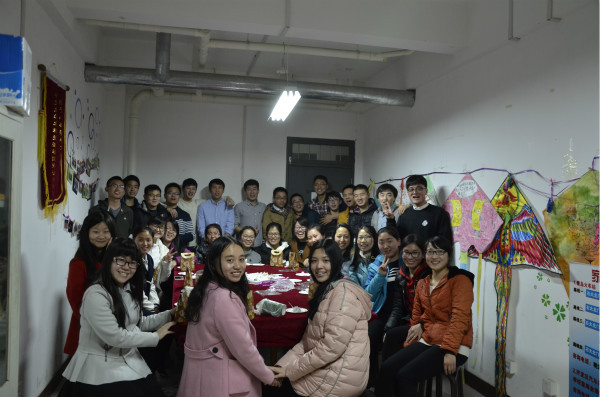 化研15-5班男生和女生欢聚在一起 化研15-5班男生和女生欢聚在一起