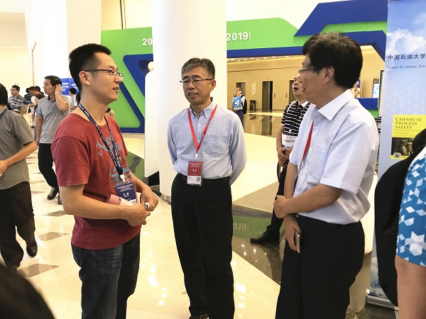  杨朝合院长、赵朝成副院长与参会代表交流