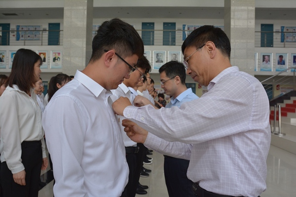 为新党员佩戴党徽 吴拨摄影.JPG 为新党员佩戴党徽 吴拨摄影.JPG