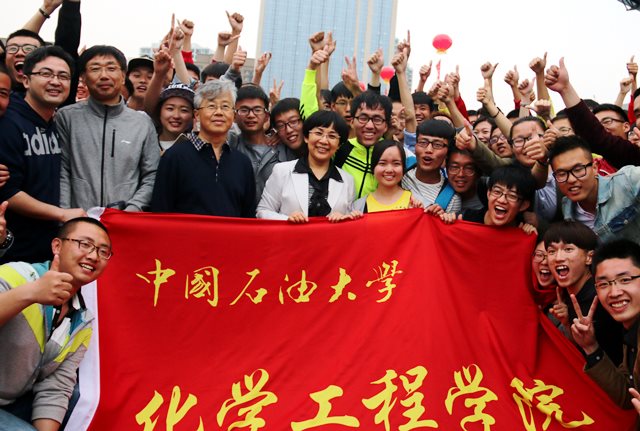 与校领导合影 姚望摄