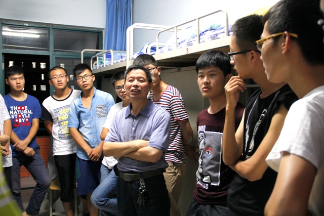 教授与新生亲切交谈 教授与新生亲切交谈