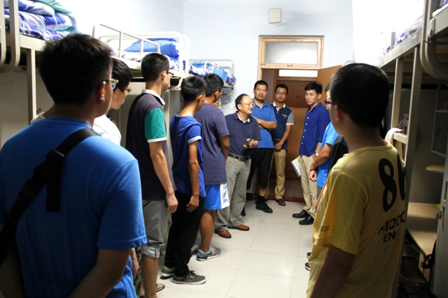 教授与新生亲切交谈 教授与新生亲切交谈