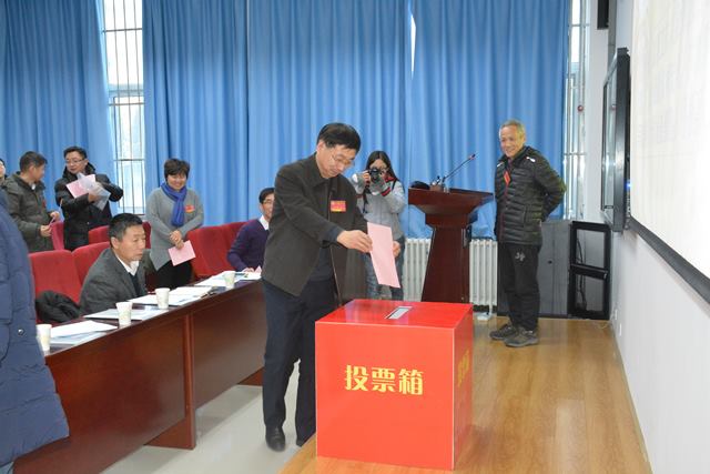 与会代表投票选举新一届工会委员  魏孟吉摄影