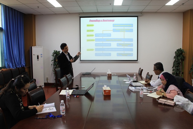 黄方介绍学校和学院情况 魏孟吉摄影