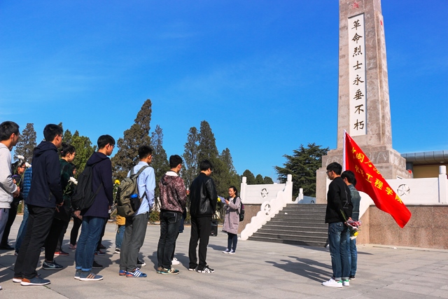 烈士纪念碑前宣言宣誓 刘冰摄影 烈士纪念碑前宣言宣誓 刘冰摄影