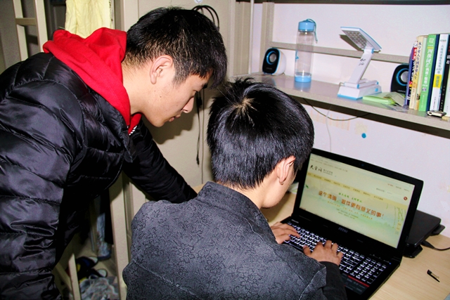 学生在宿舍进行网上扫墓 赵明超摄影 学生在宿舍进行网上扫墓 赵明超摄影