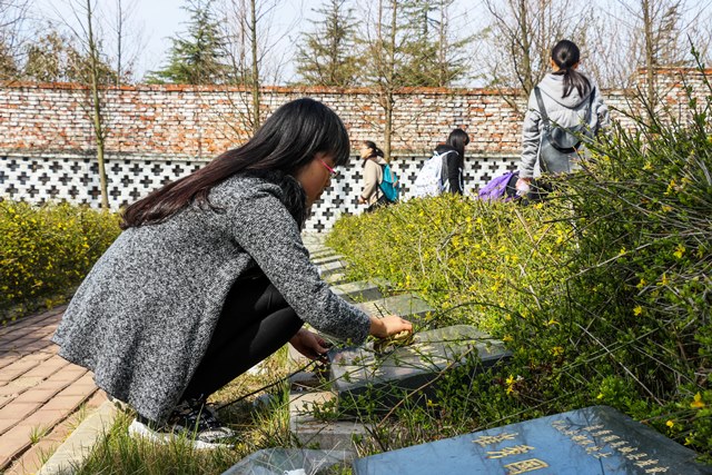 擦拭烈士墓碑 刘冰摄影 擦拭烈士墓碑 刘冰摄影