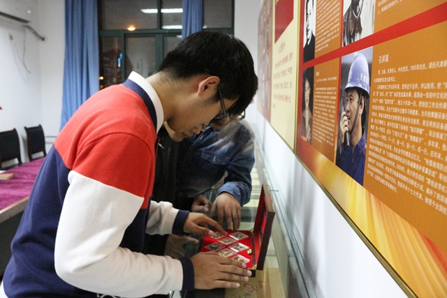 学生参观活动室 魏孟吉摄影