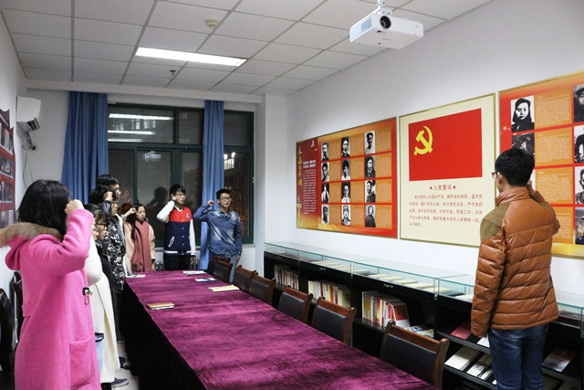 学生党员面对党旗宣誓 魏孟吉摄影