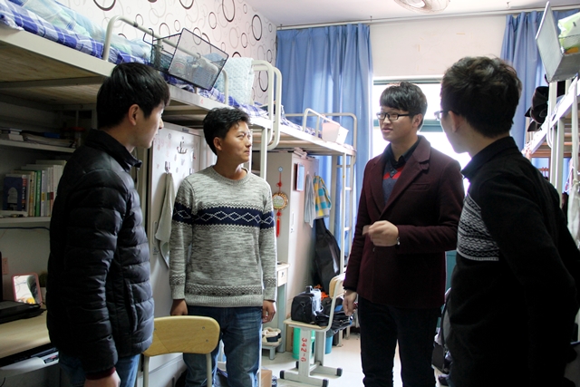 辅导员到宿舍了解学生情况