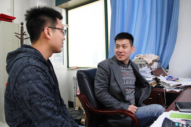 辅导员和学生谈心