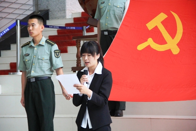 学生党员发言 魏孟吉摄影 学生党员发言 魏孟吉摄影