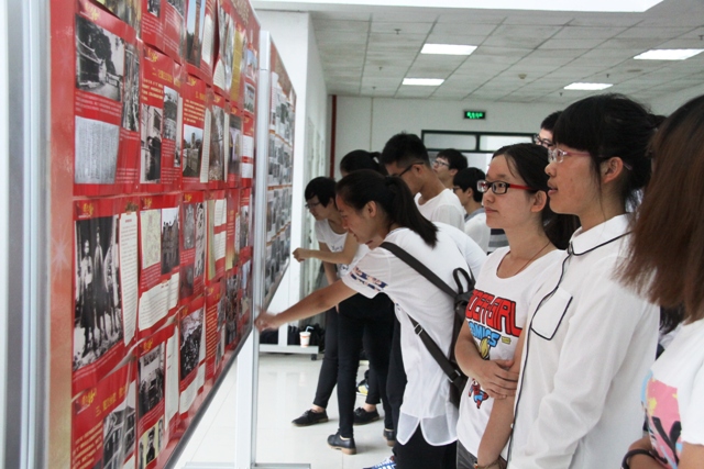 党员参观庆祝建党95周年主题图片展 孙运景摄影 党员参观庆祝建党95周年主题图片展 孙运景摄影