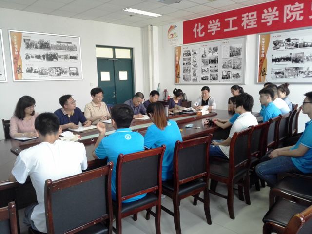 环境系毕业生代表座谈会现场 环境系毕业生代表座谈会现场