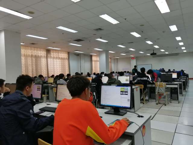 学生进行模拟考试