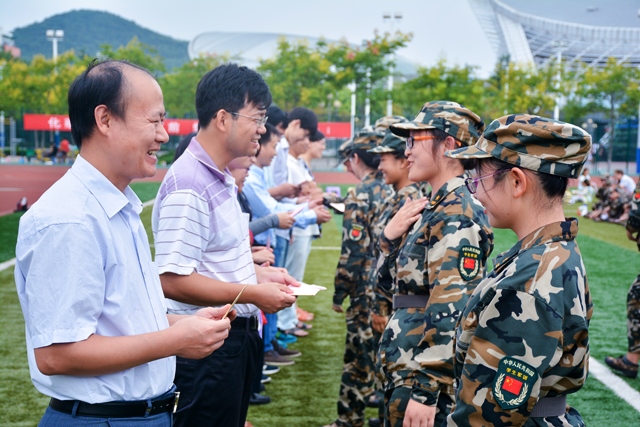 新生送上亲手写的卡片 李博一摄影 新生送上亲手写的卡片 李博一摄影