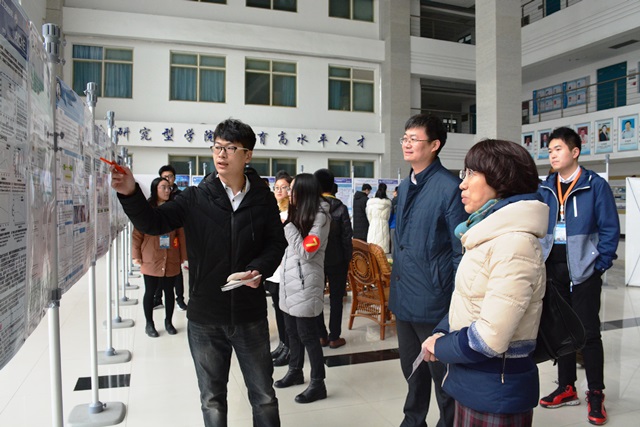 学生向评委介绍海报 魏孟吉摄影 学生向评委介绍海报 魏孟吉摄影