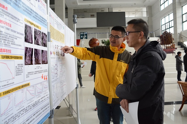 学生向评委介绍海报 魏孟吉摄影 学生向评委介绍海报 魏孟吉摄影