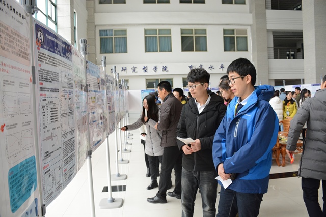 学生向评委介绍海报 魏孟吉摄影 学生向评委介绍海报 魏孟吉摄影