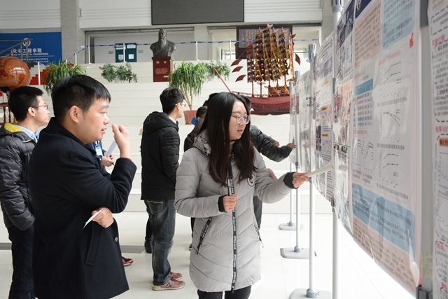 学生向评委介绍海报 魏孟吉摄影 学生向评委介绍海报 魏孟吉摄影