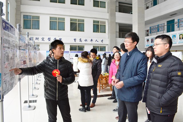 学生向评委介绍海报 魏孟吉摄影 学生向评委介绍海报 魏孟吉摄影