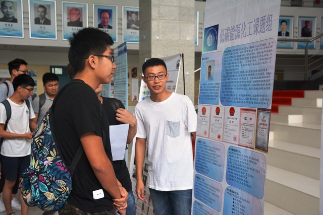 学生观看课题组展架 王玉娟摄影