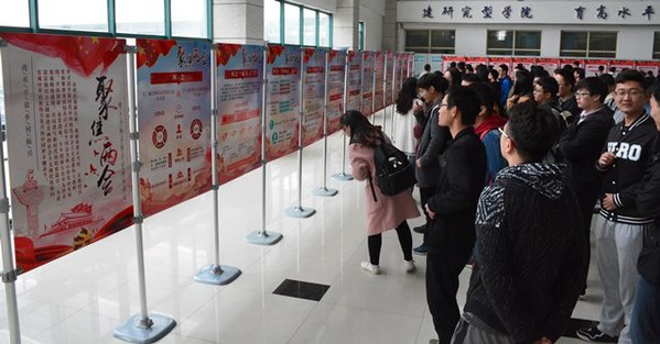 学生观看主题图片展 魏孟吉摄影