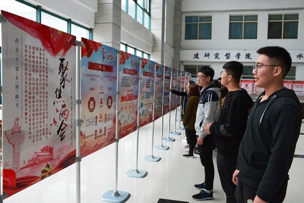 学生观看图片展 魏孟吉摄影