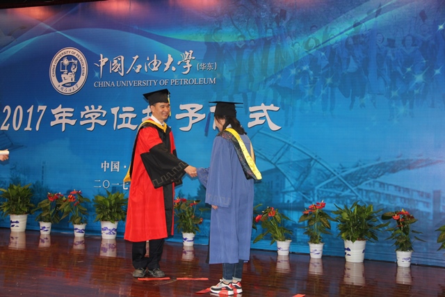 黄方教授为毕业生授学位 魏孟吉摄影 黄方教授为毕业生授学位 魏孟吉摄影