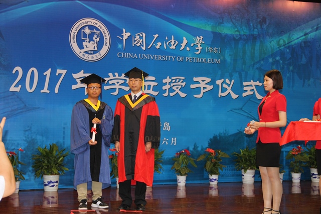 杨朝合教授为毕业生授学位 魏孟吉摄影 杨朝合教授为毕业生授学位 魏孟吉摄影