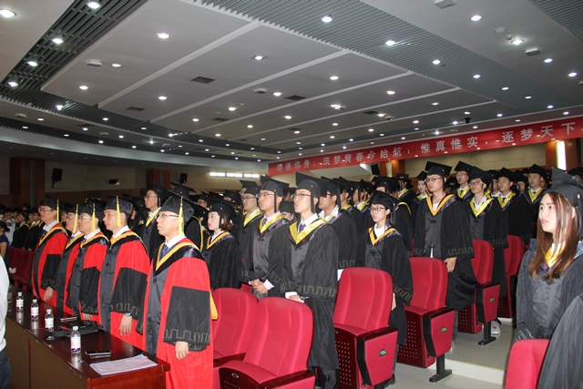 全场起立共唱国歌 魏孟吉摄影 全场起立共唱国歌 魏孟吉摄影