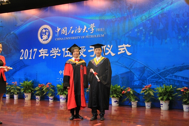 刘欣梅教授为毕业生授学位 魏孟吉摄影 刘欣梅教授为毕业生授学位 魏孟吉摄影