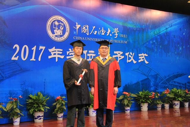 王振波教授为毕业生授学位 魏孟吉摄影 王振波教授为毕业生授学位 魏孟吉摄影