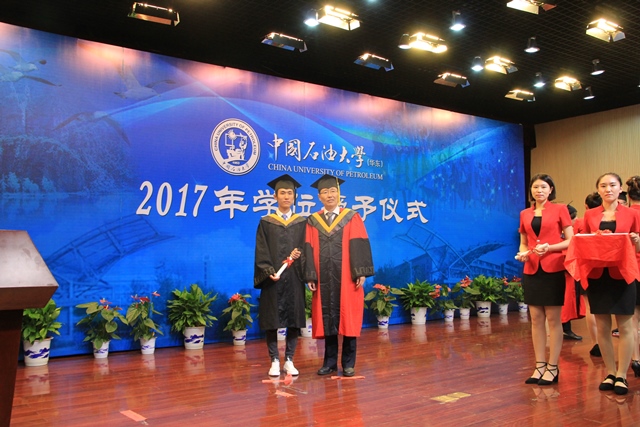 赵朝成教授为毕业生授学位 魏孟吉摄影 赵朝成教授为毕业生授学位 魏孟吉摄影