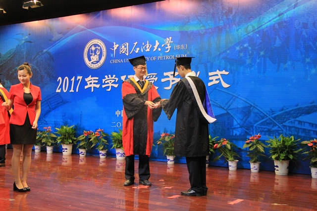 刘东教授为毕业生授学位 魏孟吉摄影 刘东教授为毕业生授学位 魏孟吉摄影