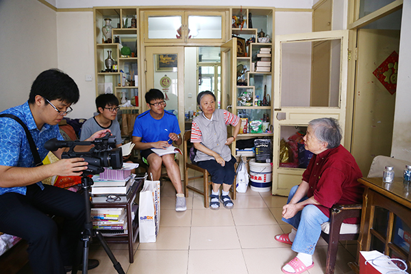 由党委宣传部、化学工程学院、档案馆组成的采访组采访顾乐诚 刘积舜摄影