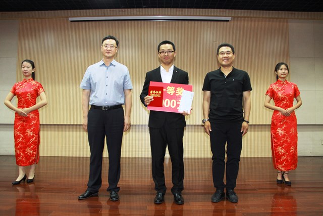 刘华东副校长与宋杰总监为一等奖学生颁奖 赵明超摄影