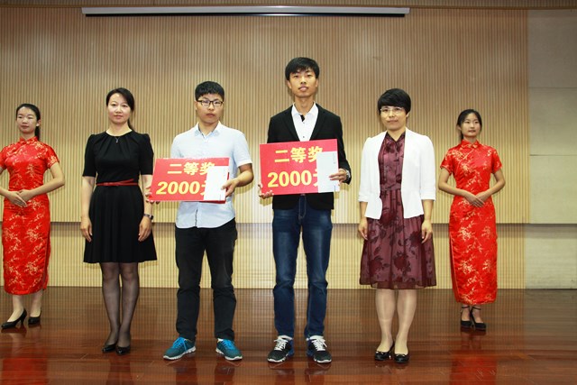 王效美处长和侯岩红总经理助理为获二等奖的学生颁奖 赵明超摄影