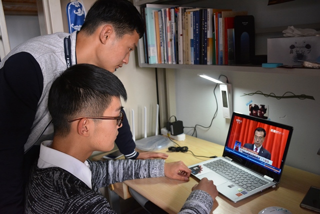 学生在宿舍观看直播 李博一摄影