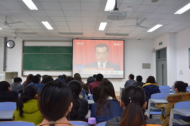 学生老师集体观看直播 李博一摄影